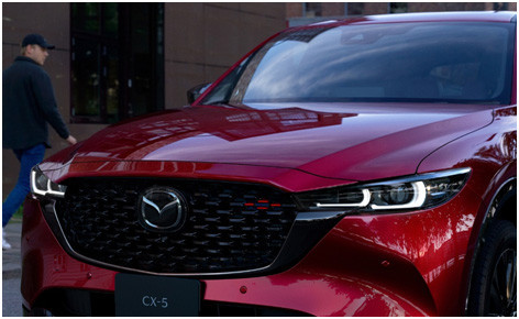 Front end of the Mazda CX-5 (the area plated with the new lacquer black is at the bottom of the front grille)